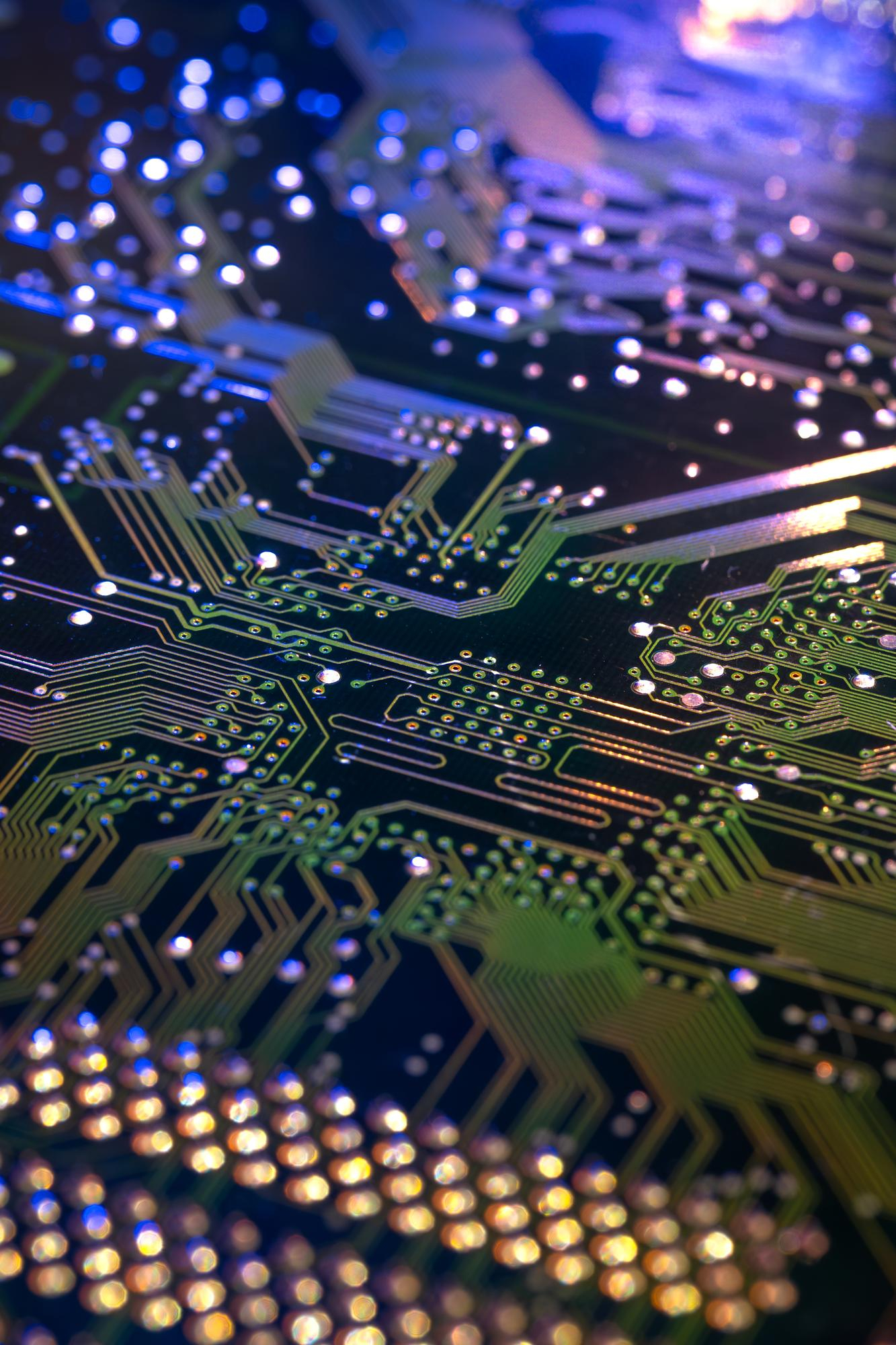 Gros plan macro sur une carte de circuit imprimé avec soudures et composants