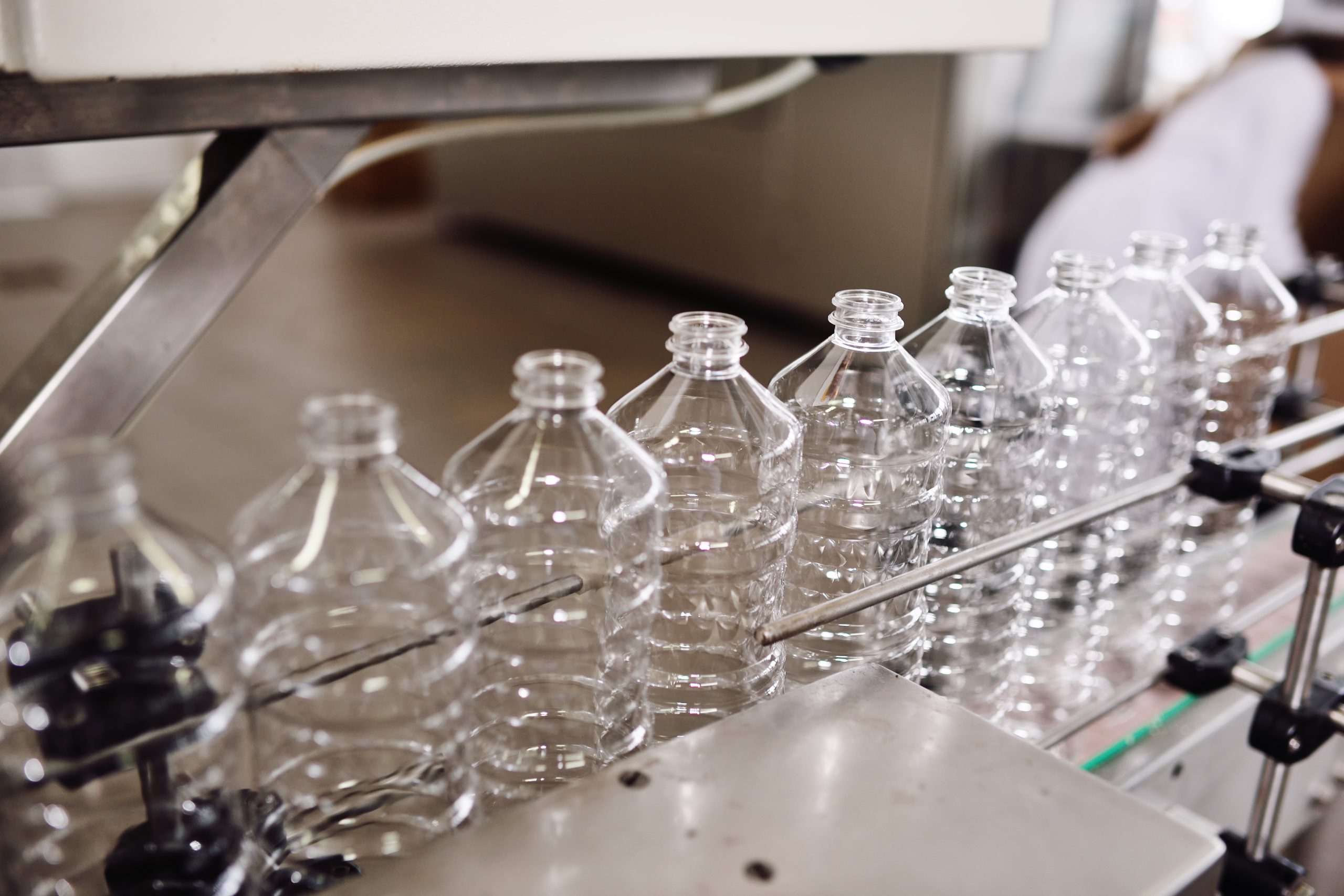 Ligne de bouteilles plastique — illustration Axintra