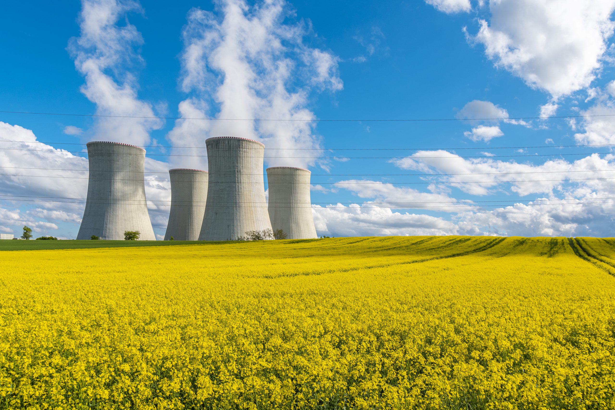 Centrale nucléaire — tours de refroidissement — illustration Axintra